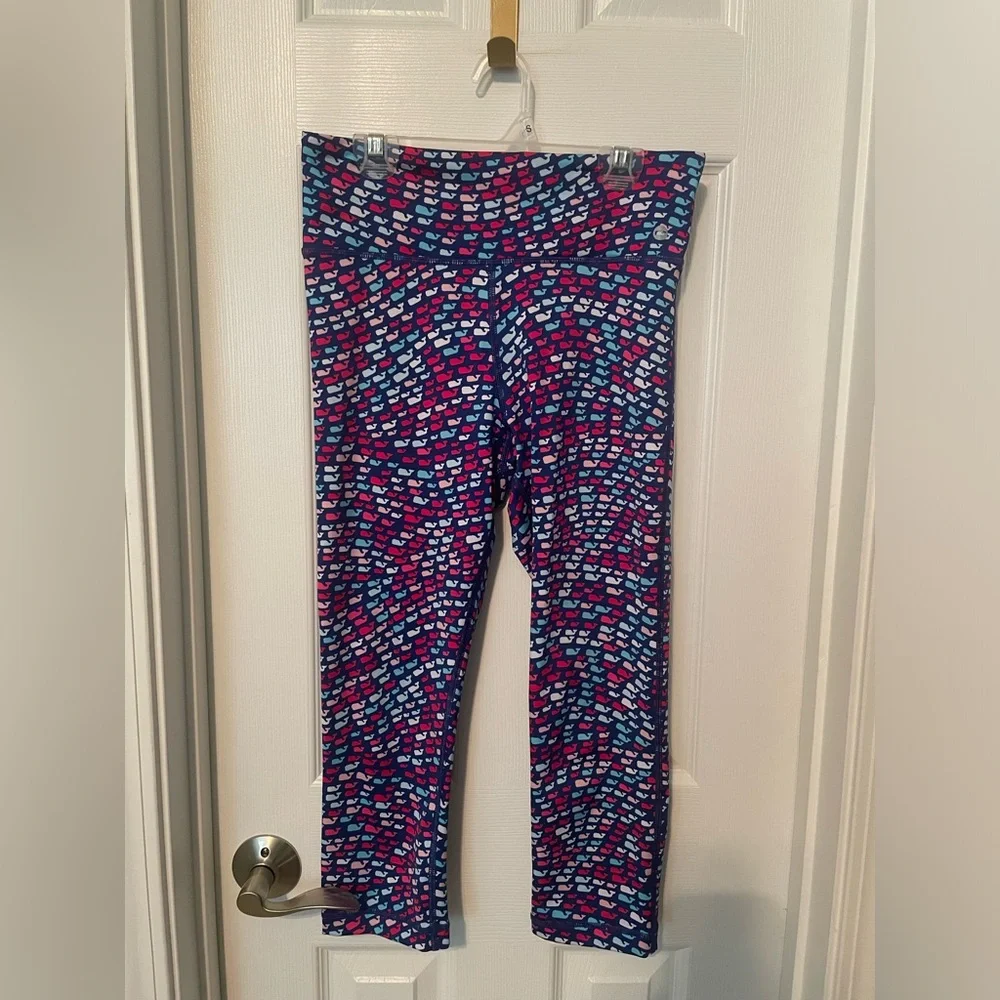 Vineyard Vines School Of Whales Performance Crop Leggings. - Picture 2 of 4